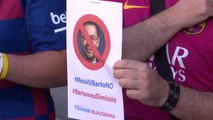 Aficionados del Barça se concentran para apoyar a Leo Messi