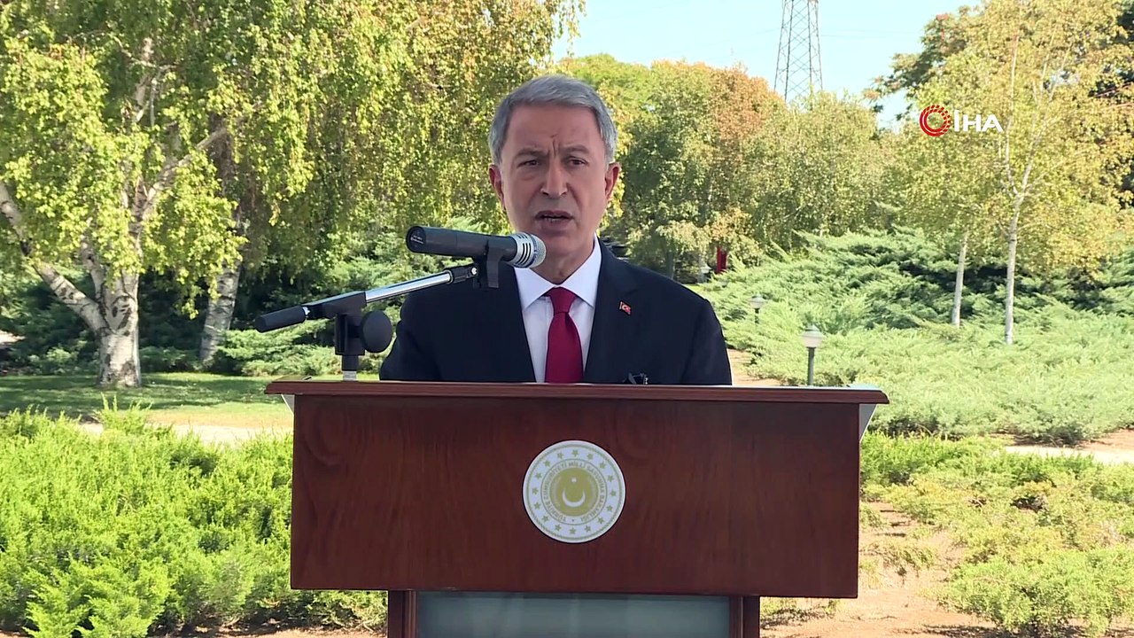 Bakan Akar, 30 Ağustos Zafer Bayramı ve Türk Silahlı Kuvvetleri Günü dolayısıyla Devlet Mezarlığı'nı ziyaret etti