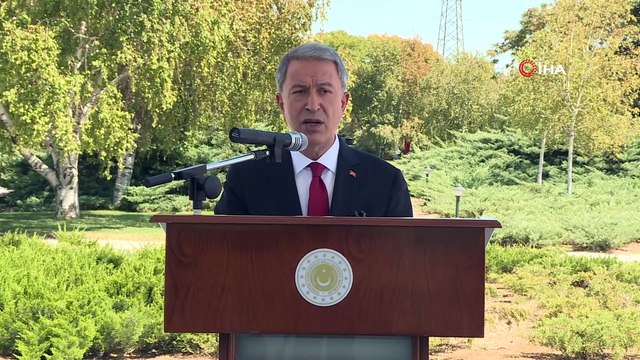 Bakan Akar, 30 Ağustos Zafer Bayramı ve Türk Silahlı Kuvvetleri Günü dolayısıyla Devlet Mezarlığı'nı ziyaret etti