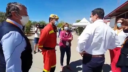 @JuanMa_Moreno visita el Puesto de Mando Avanzado en el incendio de Almonaster