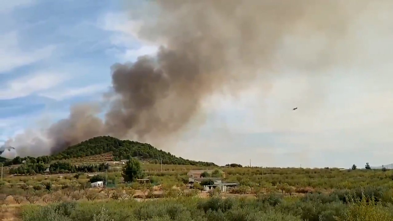 Continúan las tareas de extinción del incendio...