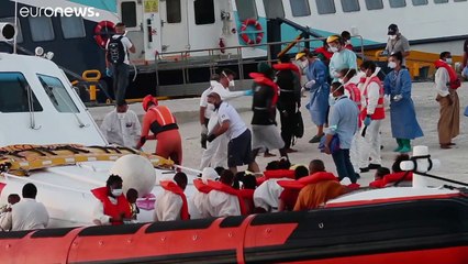 "Sea-Watch 4" übernimmt Migranten von überfülltem Banksy-Schiff