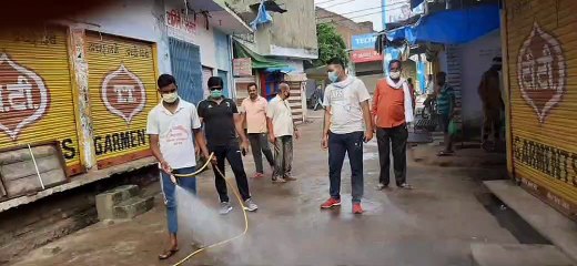 वीकेंड लॉकडाउन में सड़कों को किया गया सैनिटाइज
