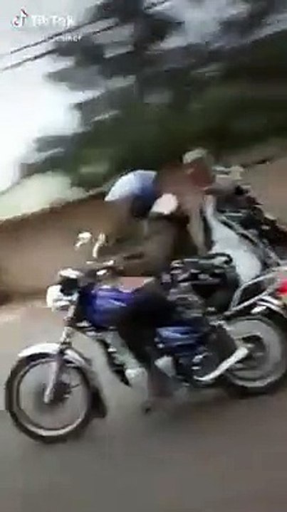 Quand Emmanuel Adebayor fait le tour de Lomé sur un Zémidjan (vidéo)