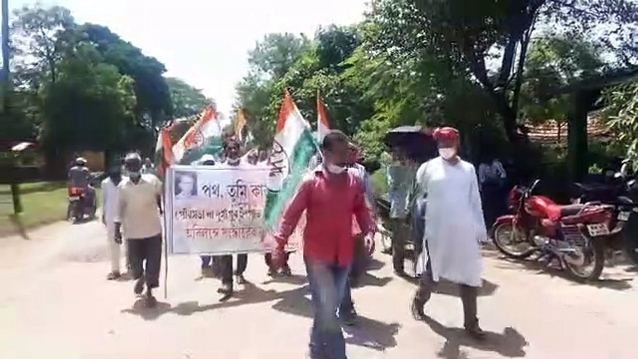 ভয়ঙ্কর হাল রাস্তার! লাঙ্গল, গরু নিয়ে বিক্ষোভ