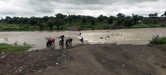 बसई कुरावन गरोठ को जोड़ने वाला अस्थाई पुल हुआ क्षति ग्रस्त, आवागमन बंद