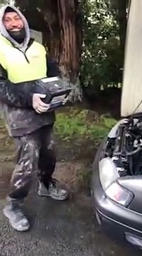 Pas de câbles de démarrage pour charger la batterie ??? Aucun soucis, faites comme lui