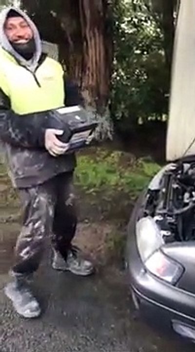 Pas de câbles de démarrage pour charger la batterie ??? Aucun soucis, faites comme lui