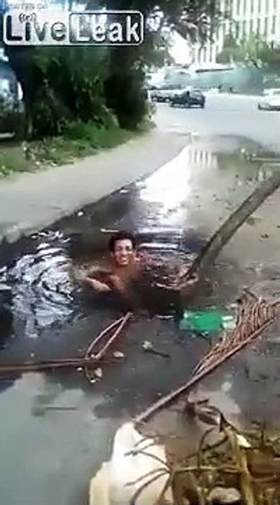 Jacuzzi de fortune, il se baigne dans un trou sur la route