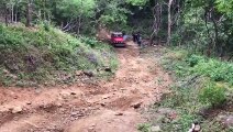 Cette jeep cale en haut de la piste et la dévale en marche arrière... mieux qu'un manège
