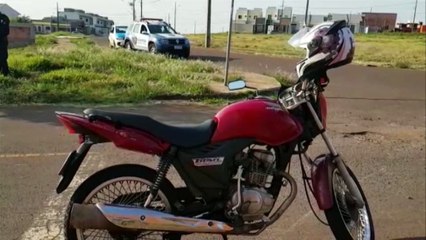 Fugindo da GM, jovem sofre queda de moto