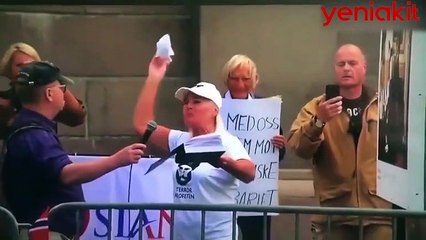 İslam düşmanları yine iş başında! Kur'an-ı Kerim'i yırtıp yere attı