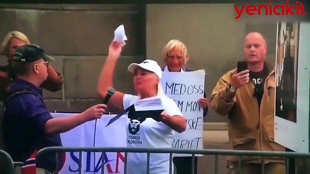 İslam düşmanları yine iş başında! Kur'an-ı Kerim'i yırtıp yere attı