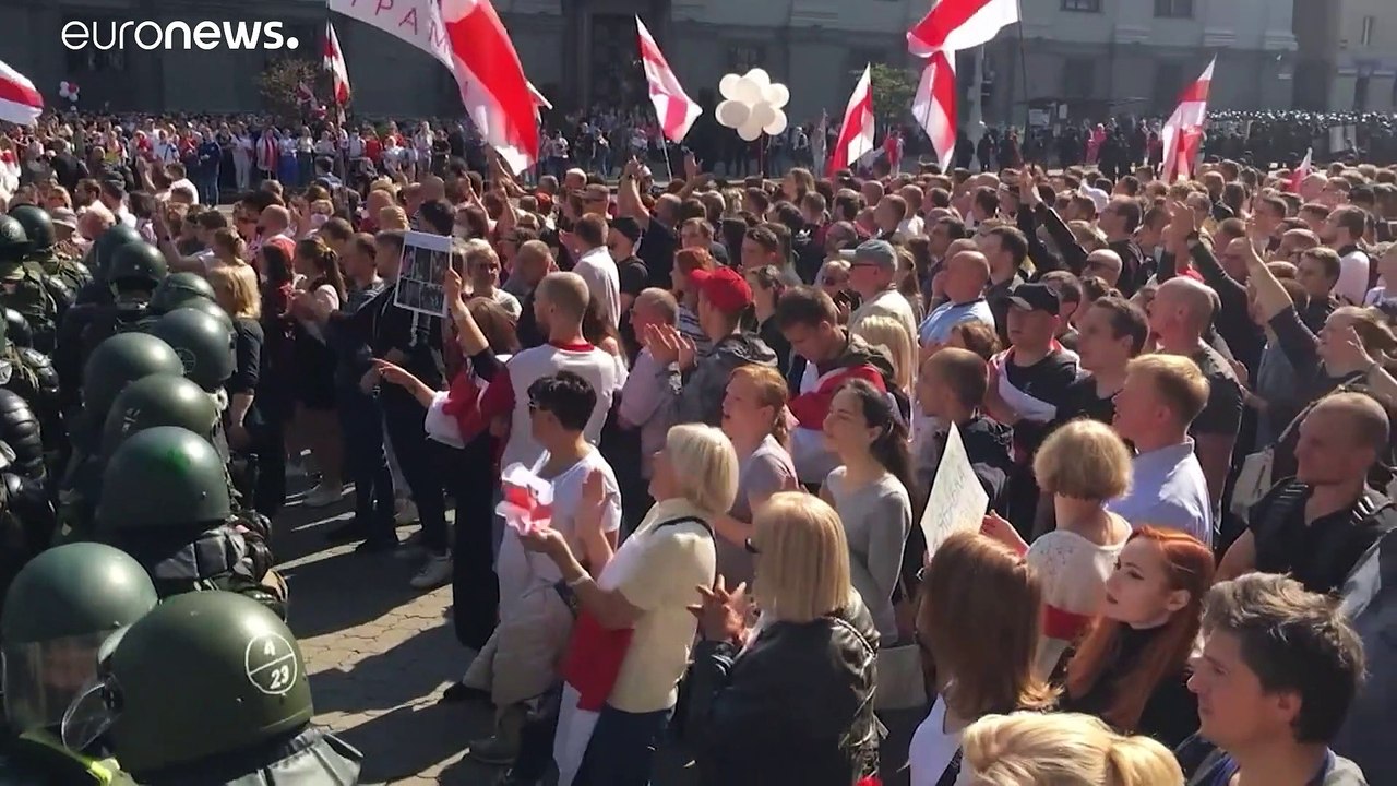 Minsk: Friedliche Demonstranten trotzen der Polizei