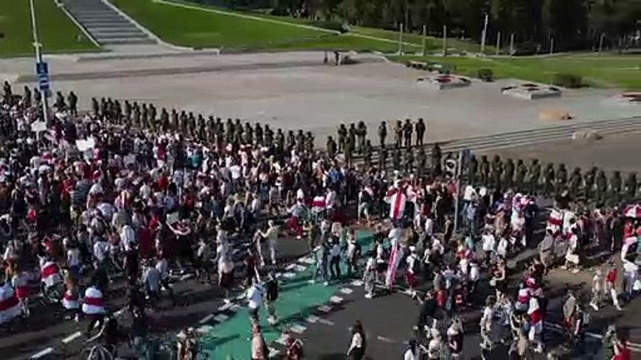 Decenas de miles de manifestantes en Bielorrusia en medio de un enorme despliegue policial