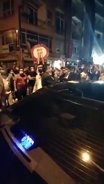 30 Ağustos yürüyüşünde CHP'li vekile polis tekmesi!