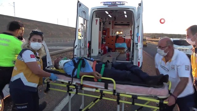 Ters şeride giren otomobil hafif ticari araçla çarpıştı: 6 yaralı