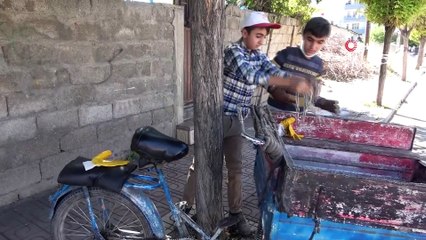 Hurda toplayan kardeşlerin bayrak sevgisi