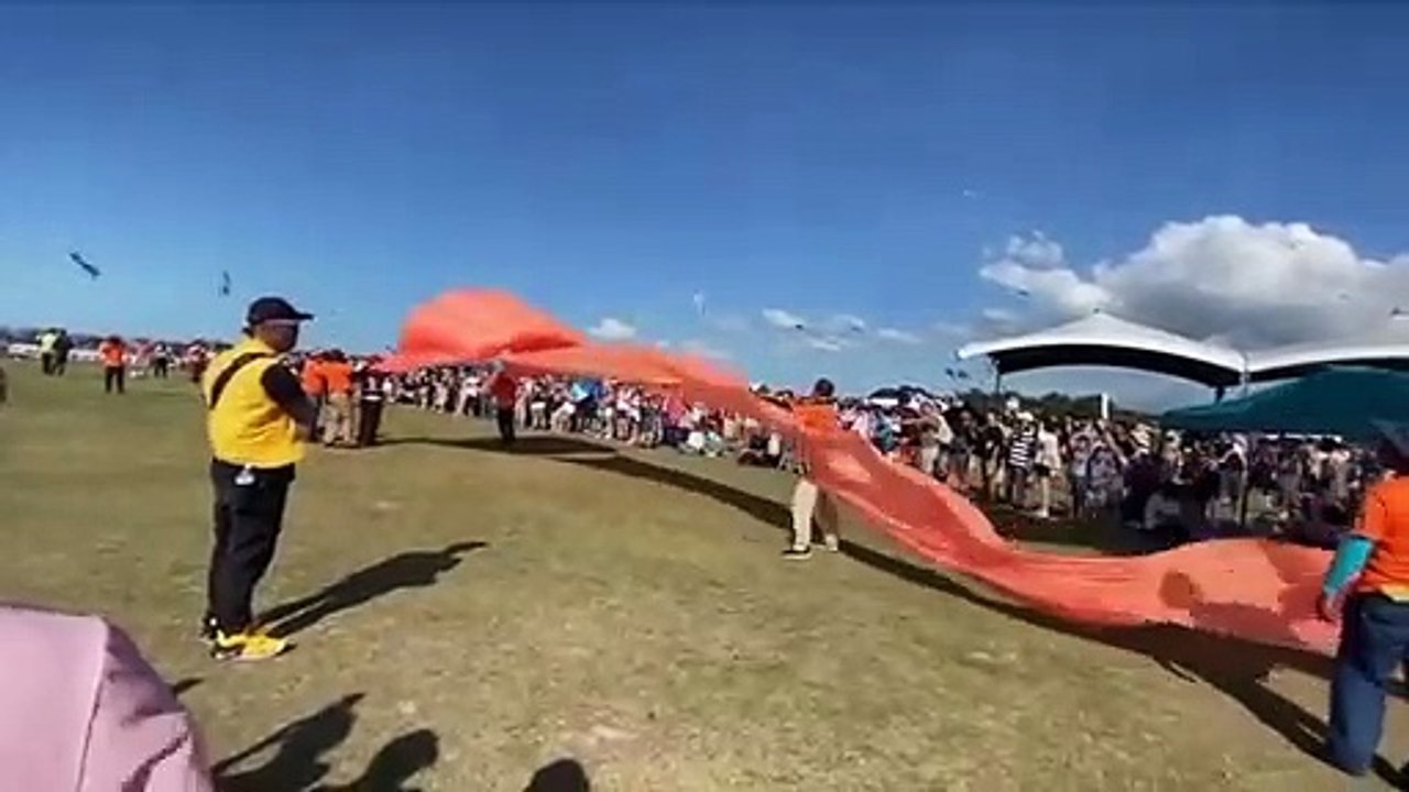Une fillette emportée par un cerf-volant (Taïwan)