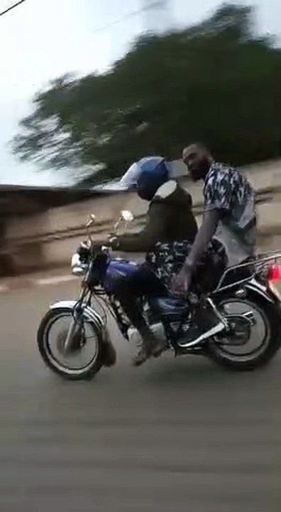 Togo :  Adebayor en balade sur Zémidjan à Lomé reçoit des critiques