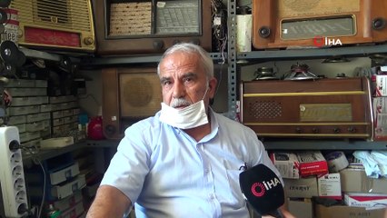 100 yıllık nostaljik radyolara gözü gibi bakıyor