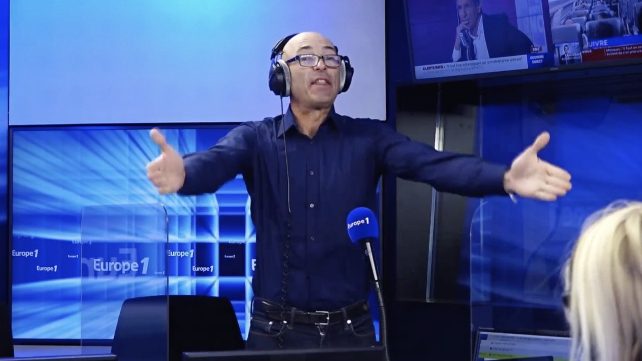 "J'utilise des canyons entre chaque mot" : La première imitation de Jean Castex par Nicolas Canteloup debout dans le studio d'Europe 1