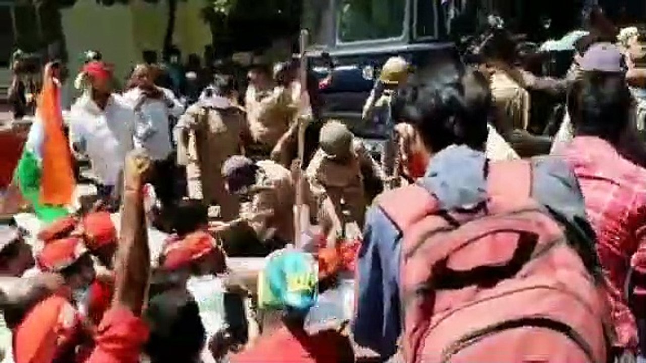 UP: NEET और  JEE को लेकर लखनऊ में समाजवादियों का प्रदर्शन, नोकझोक में पुलिस ने बरसाए ढंढे