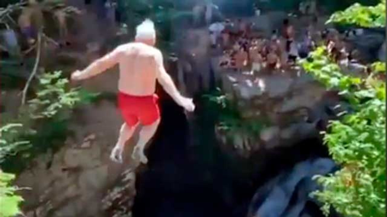Un anciano se lanza desde un acantilado y vídeo se hace viral