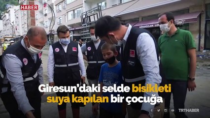 Bakan Kurum selde bisikleti kaybolan çocuğun yüzünü güldürdü