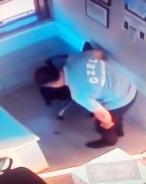 Güvenlik görevlisinin fareyle imtihanı kameraya yansıdı