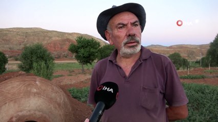Tarlayı kazarken yerin 2 buçuk metre altında küp buldular