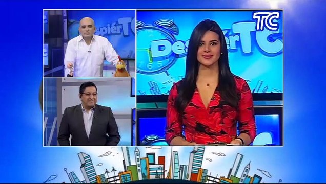 Moradores de un barrio del centro de Guayaquil piden el arreglo urgente en una alcantarilla tapada con cañas