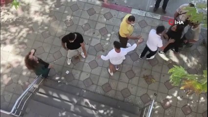 Kadınlar cadde ortasında saç başa kavgaya tutuştu, yaşananlar kameraya böyle yansıdı