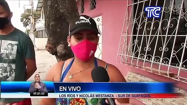 Moradores de un barrio del centro de Guayaquil piden el arreglo urgente en una alcantarilla tapada con cañas de madera