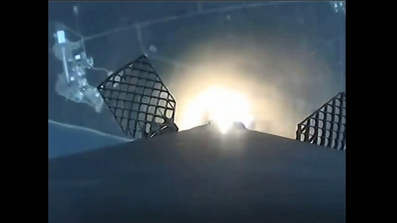 Le lanceur Falcon 9  a atterri avec succès après avoir lancé un satellite en orbite