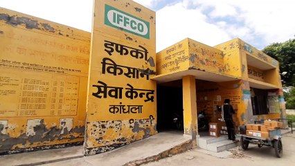 कांधला इफको केंद्र पर यूरिया नहीं होने से किसान परेशान