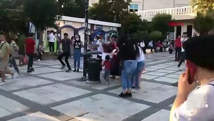 Koronavirüsü unuttular. Uyarıları hiçe sayıp dakikalarca halay çektiler | Video