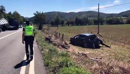 Accidente de tráfico en Lanz entre un camión y un turismo