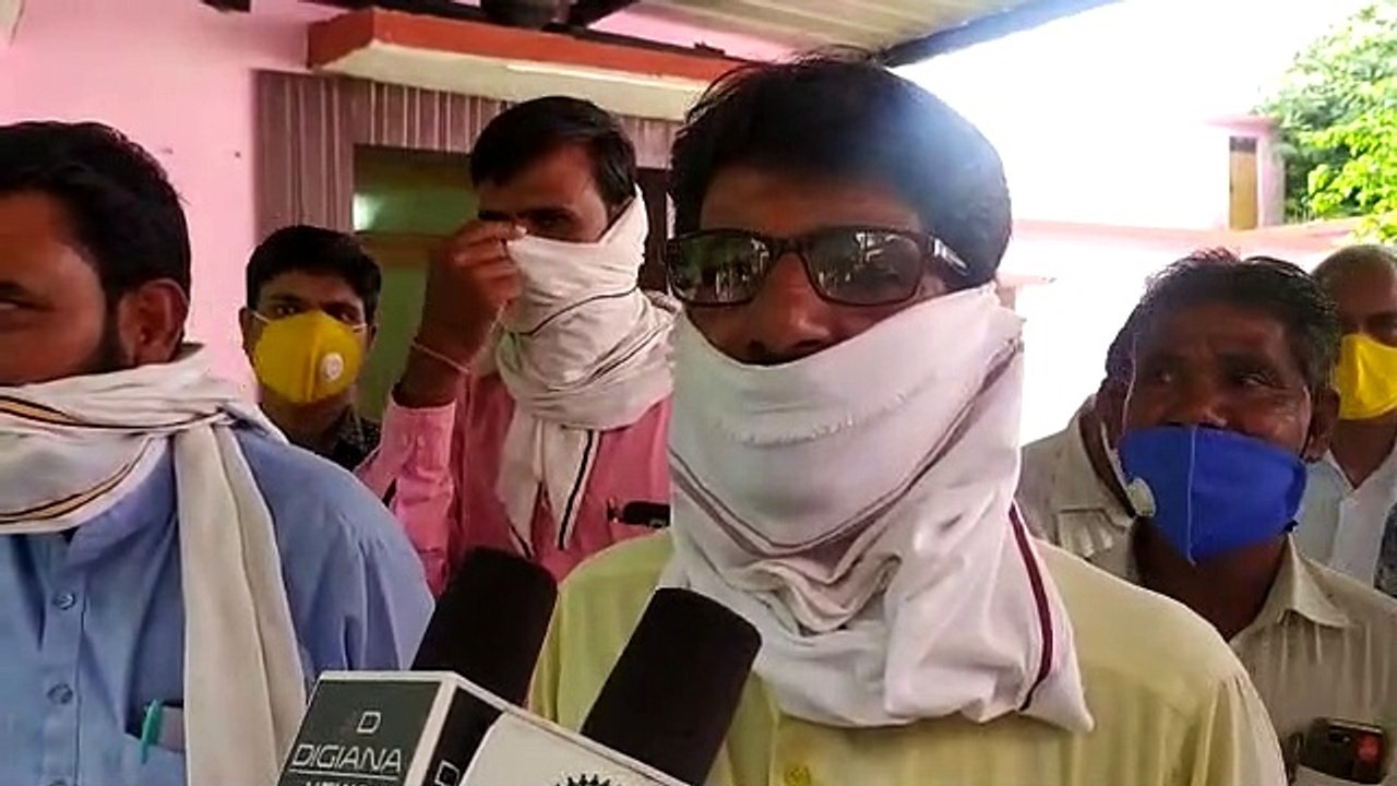 पंचायत सचिवों ने जनपद पंचायत परिसर में किया प्रदर्शन