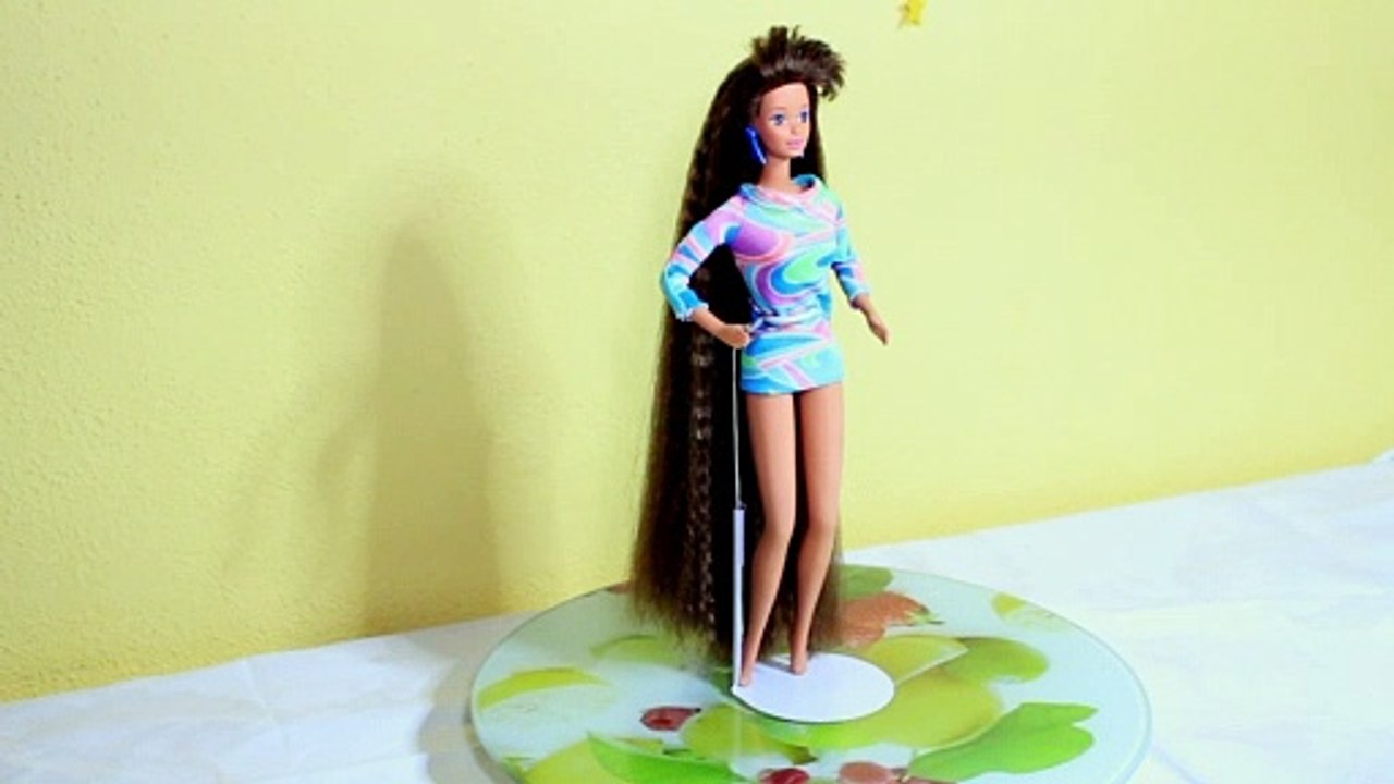 Where is the difference between Totally Hair Barbie(Brunette) and Ultra Hair Whitney | short guide