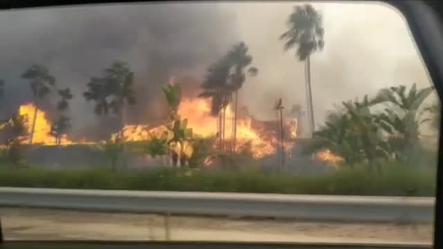 Investigan las causas del incendio que ha calcinado un centro comercial en Estepona