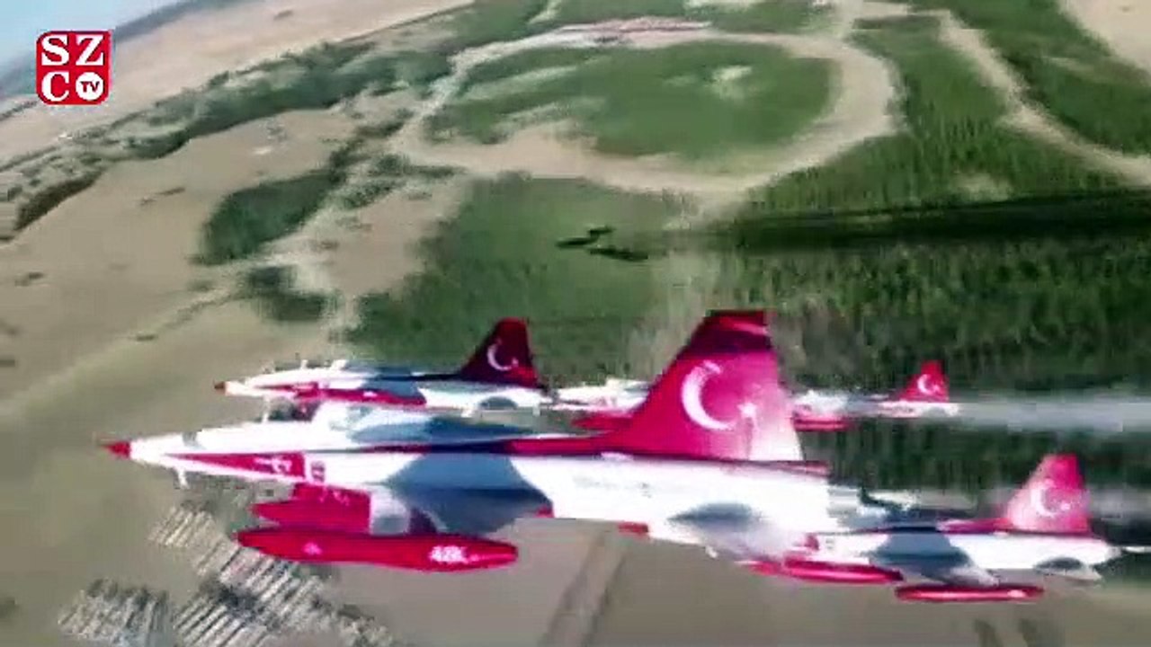 Türk Yıldızları Akrobasi Timi'nden gökyüzünde nefes kesen gösteri