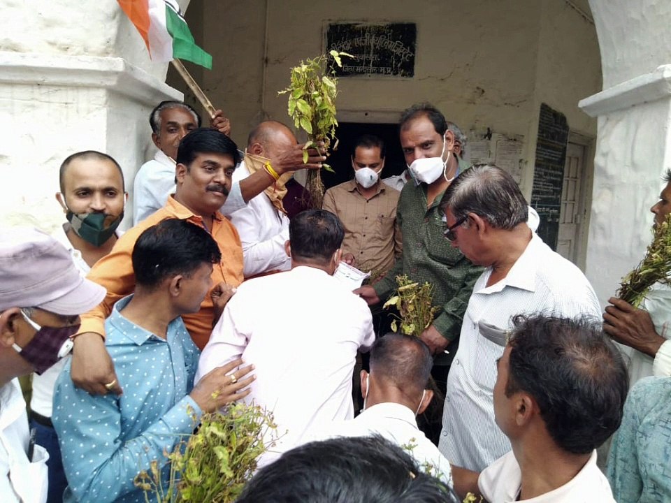 कांग्रेस ने सुवासरा तहसीलदार को दिया ज्ञापन, सर्वे कर मुआवजे की मांग