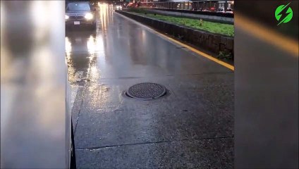 Cette plaque d'égout danse dans la tempete