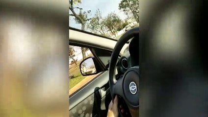 ‘Virou moda’: carro é flagrado transitando em ciclovia da Av. Tancredo Neves