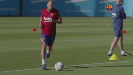 下载视频: Barcelona train without Messi