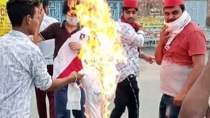 भरथना: सपा कार्यकर्ताओं ने मुख्यमंत्री का फूंका पुतला BJP कार्यकर्ताओ ने की शिकायत