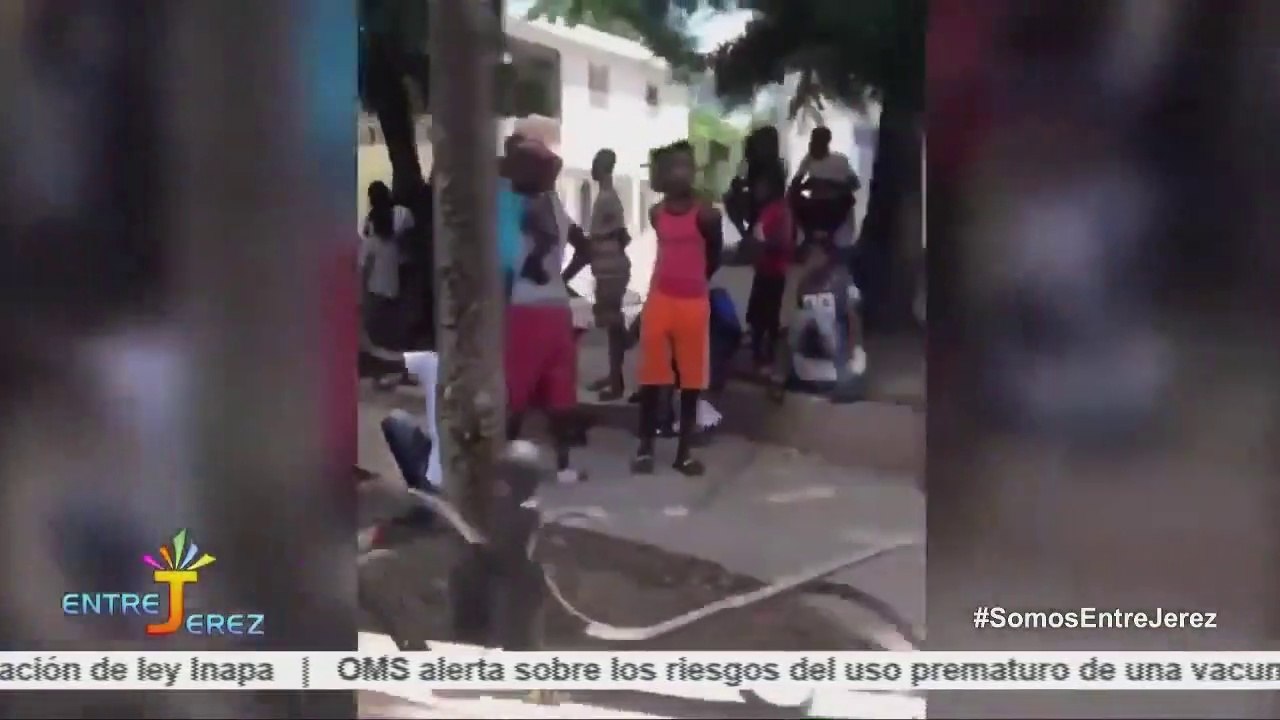 ABEL MARTINEZ SACA DE UN PARQUE A HAITIANOS QUE JUGABAN DADOS