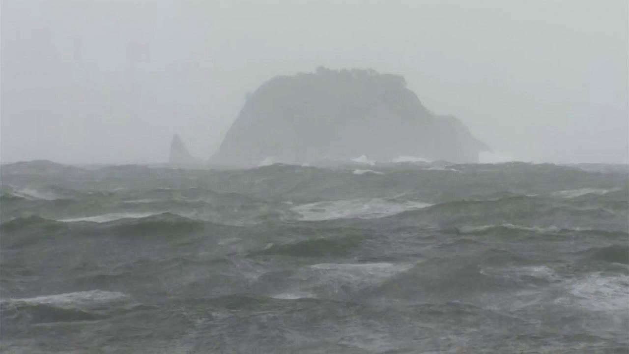 [날씨] 제주도 태풍 영향 비...내륙 무더위에 소나기 / YTN