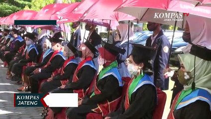 Wisuda Drive-In Dengan naik Becak